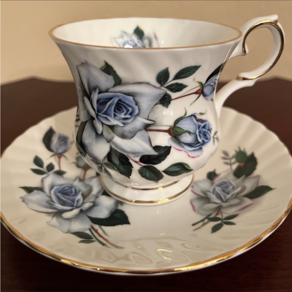 611. VINTAGE ELIZABETHAN BONE CHINA CUP & SAUCER SET